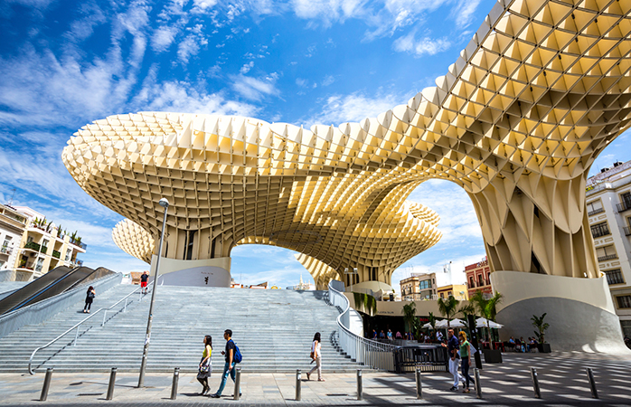 O Metropol Parasol de Sevilha (também conhecido como “Os Cogumelos da Encarnacíon”) é uma das maiores estruturas de madeira do mundo